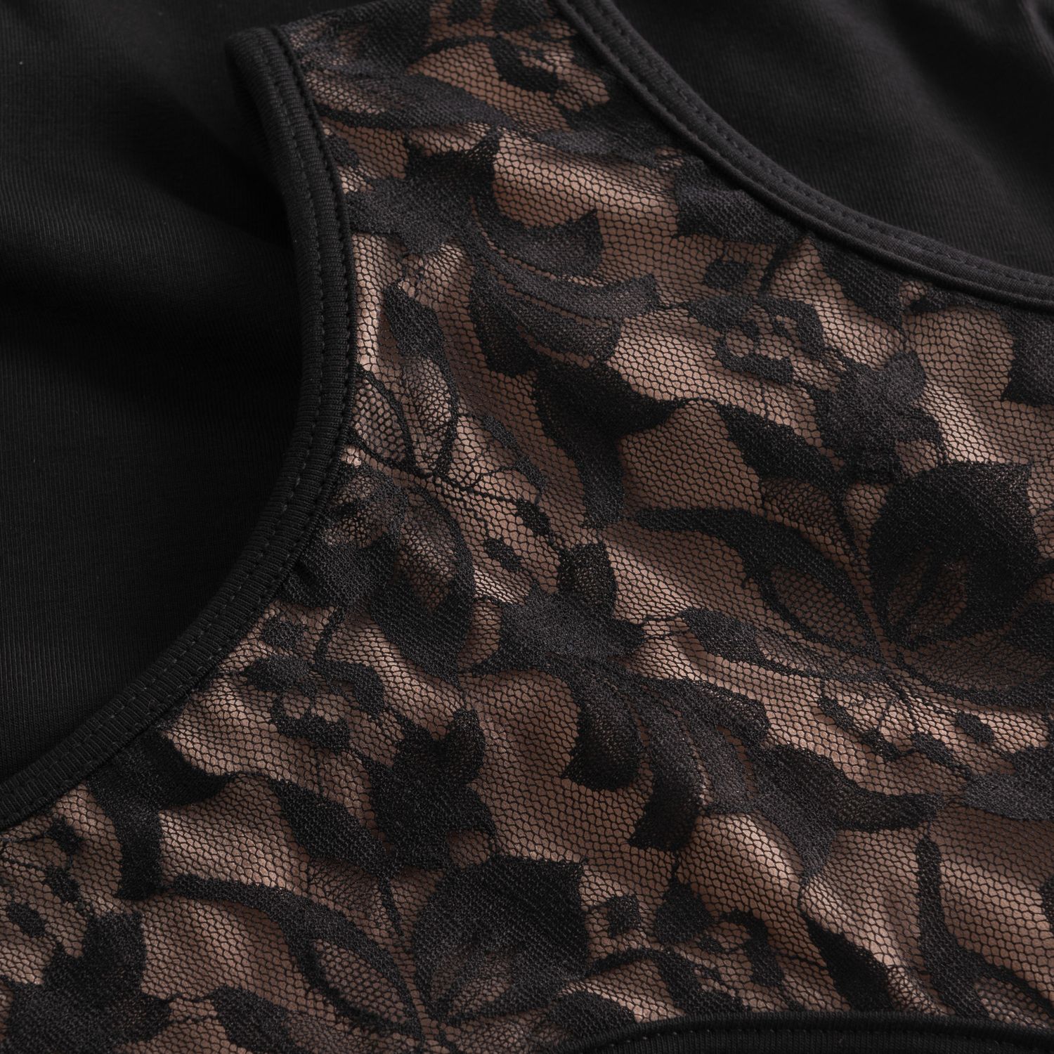 Rumpf R3110 Damen-Body in Schwarz mit floraler Spitzenauflage.